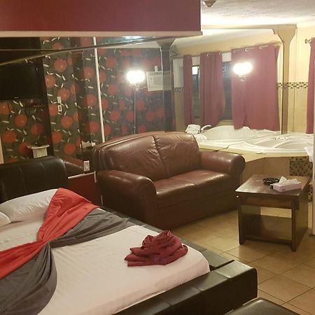 Chomedey Inn Laval Esterno foto