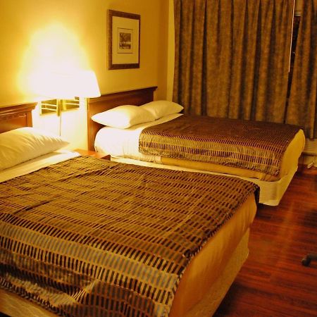 Chomedey Inn Laval Esterno foto
