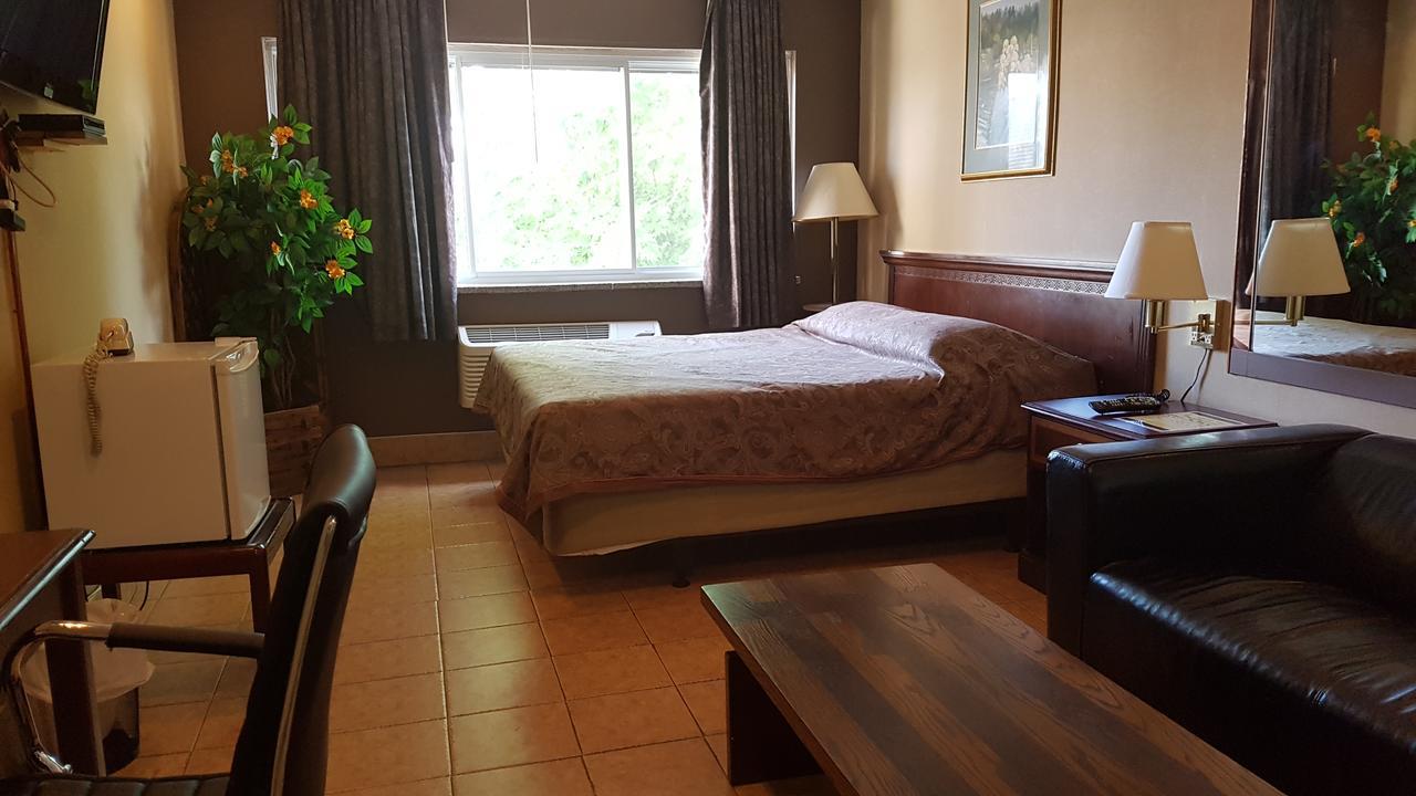 Chomedey Inn Laval Esterno foto