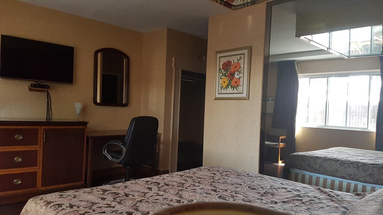 Chomedey Inn Laval Esterno foto