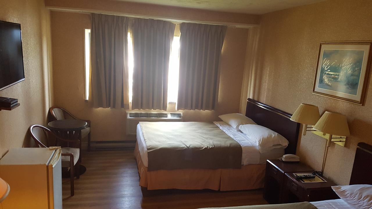 Chomedey Inn Laval Esterno foto