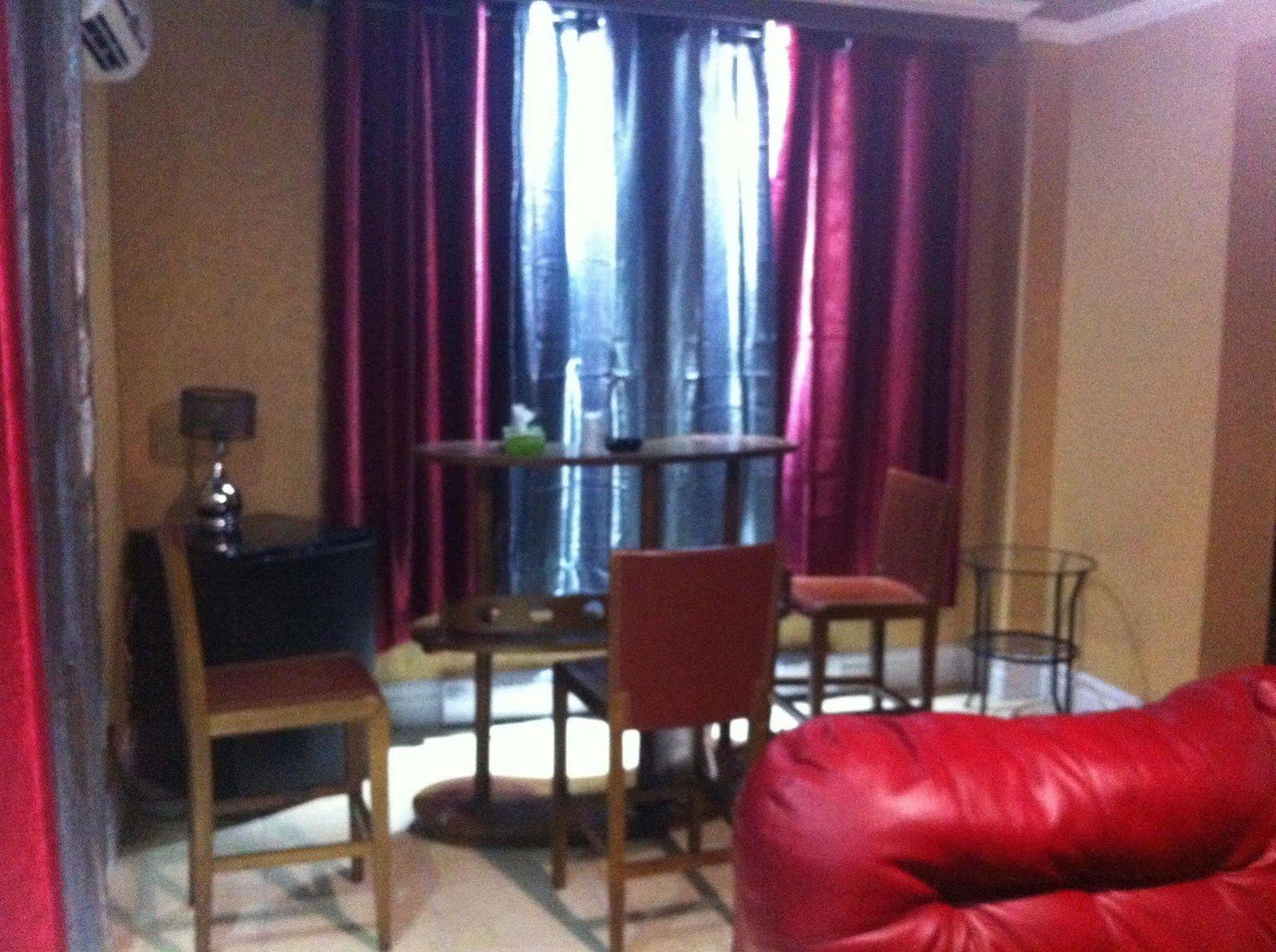 Chomedey Inn Laval Esterno foto