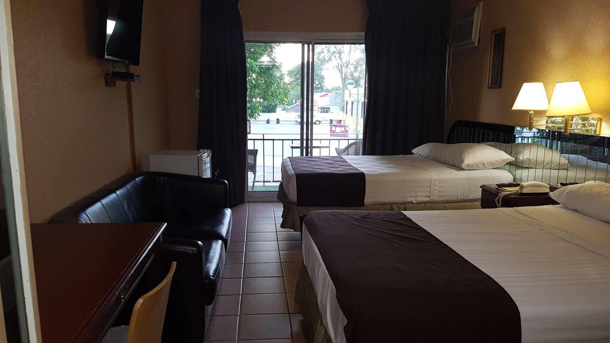 Chomedey Inn Laval Esterno foto