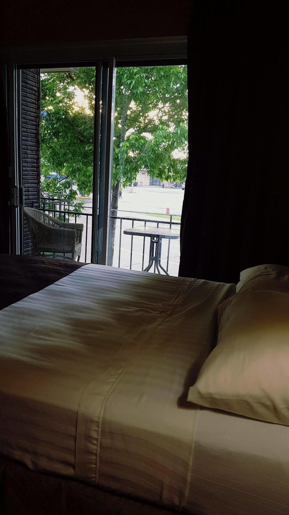 Chomedey Inn Laval Esterno foto
