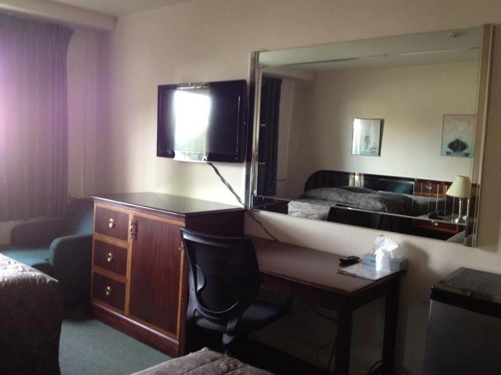 Chomedey Inn Laval Esterno foto