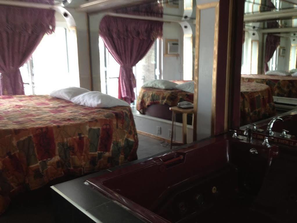 Chomedey Inn Laval Esterno foto
