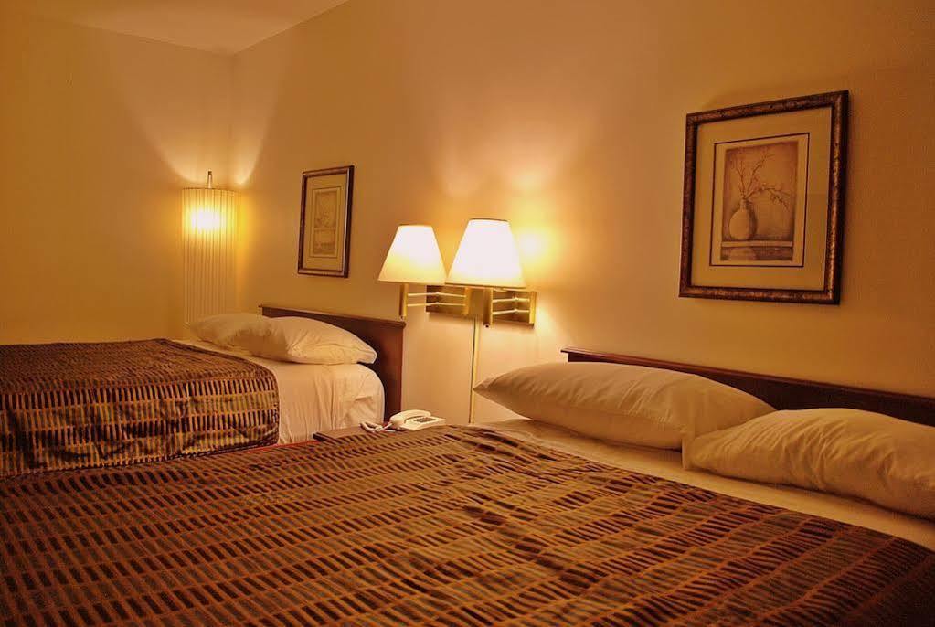 Chomedey Inn Laval Esterno foto