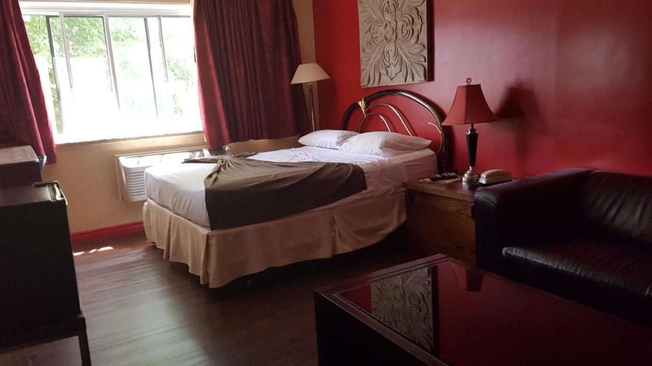 Chomedey Inn Laval Esterno foto