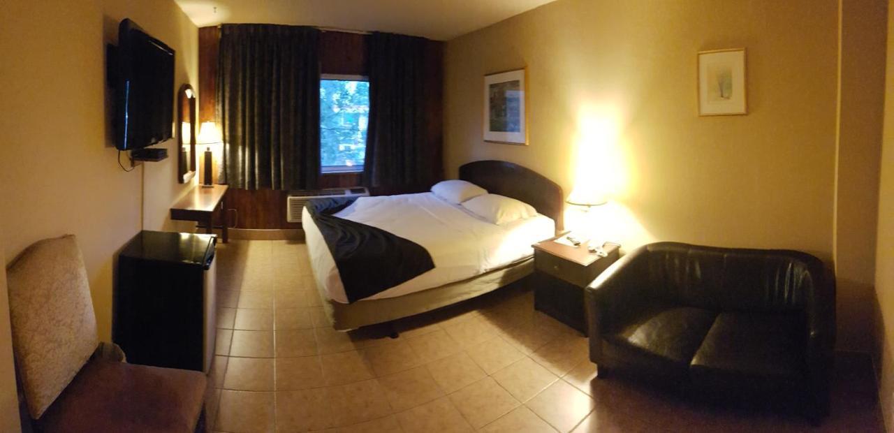 Chomedey Inn Laval Esterno foto